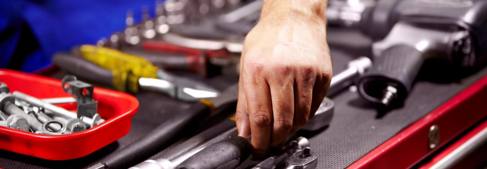 Hand greift nach Steckschlüssel.